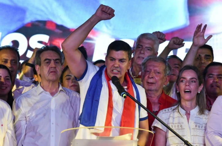 Santiago Peña, tout juste élu président du Paraguay, célèbre avec les membres de son parti sa victoire, le 30 avril 2023 à Asuncion