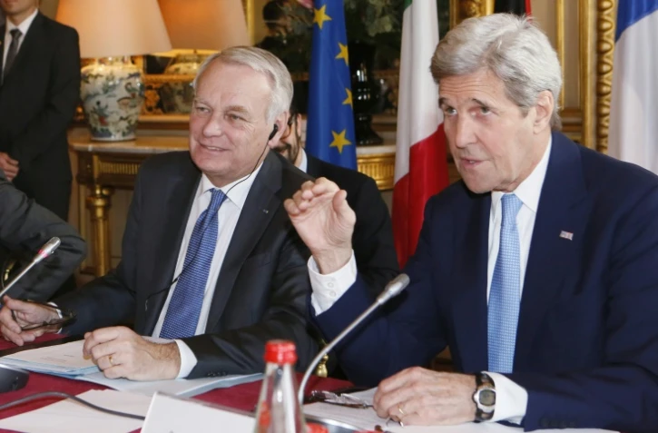 Le ministre français des Affaires étrangères Jean-Marc Ayrault (g) et son homologue américain JOhn Kerry lors d'une réunion au Quai d'Orsay, le 13 mars 2016