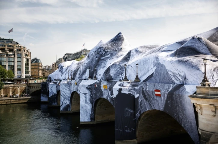 Le Pont Neuf à Paris totalement transformé  par l'artiste JR, le 21 mai 2026