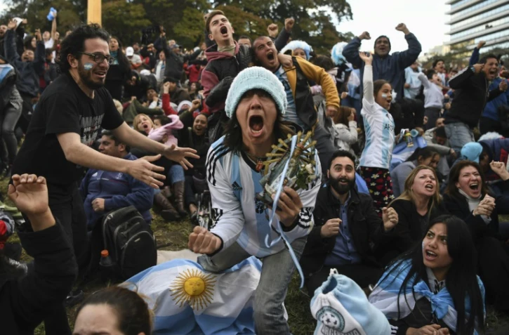 Les supporteurs argentins à Buenos-Aires lors de la qualification de leur équipe en 8e de finale du Mondial le 26 juin 2018 