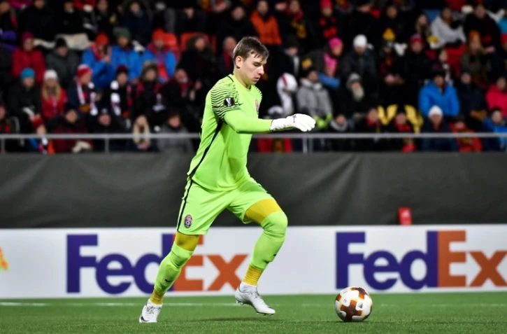 Le gardien ukrainien Andriy Lunin, du FC Zorya Luhansk, contrôle le ballon face à Ostersund FK en Europa League, le 23 novembre 2017 à Östersund en Suède