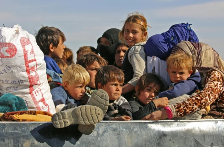 Des familles syriennes fuient les zones contrôlées par le groupe Etat islamique, le 8 novembre 2016 à Ain Issa, à 50 km au nord de Raqa