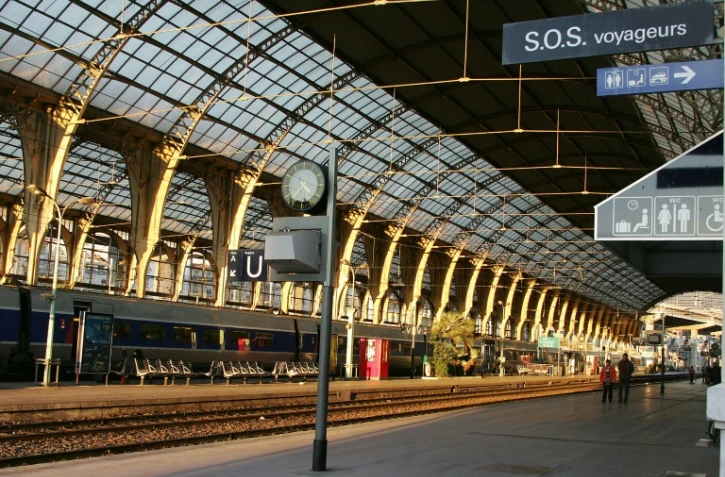 De la Côte d'Azur, on connaît les palmiers, les estivants, moins les banlieusards, qui, comme Sophie Jacquard, n'ont qu'une obsession matin et soir: être à l'heure --un combat quotidien, souvent perdu d'avance