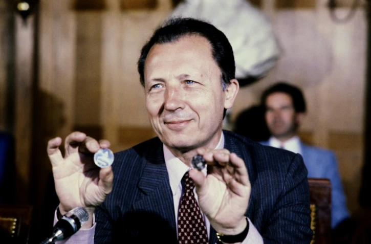 Jacques Delors, nouveau président de la Commission des Communautés européennes, présente la pièce de 100 francs, le 19 août 1982 à Paris
