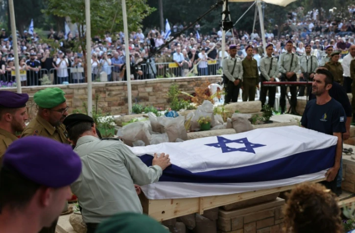 Une vaste foule assite à Kfar Saba le 11 novembre 2025 aux funérailles de Hadar Goldin, soldat israélien tué en 2014 à Gaza et dont la dépouille a été restituée dimanche à Israël par le Hamas, via la Croix-Rouge.