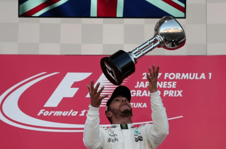 Le Britannique Lewis Hamilton (Mercedes) exulte sur le podium après sa victoire au GP du Japon, le 8 octobre 2017 à Suzuka 