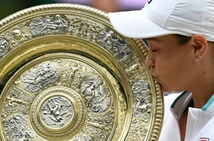 L'Australienne Ashleigh Barty embrasse son trophée après sa victoire en finale de Wimbledon face à la Tchèque Karolina Pliskova, le 10 juillet 2021
