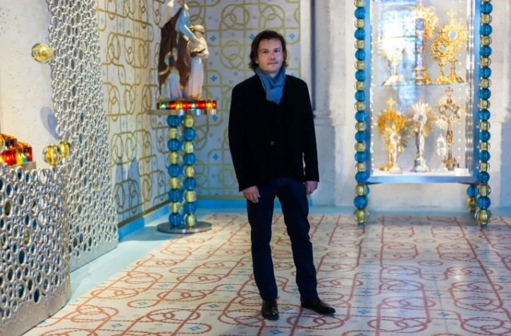 L?artiste Jean-Michel Othoniel, ici le 30 septembre 2016, a mis en scène le trésor d'art sacré de la cathédrale Saint-Pierre d?Angoulême