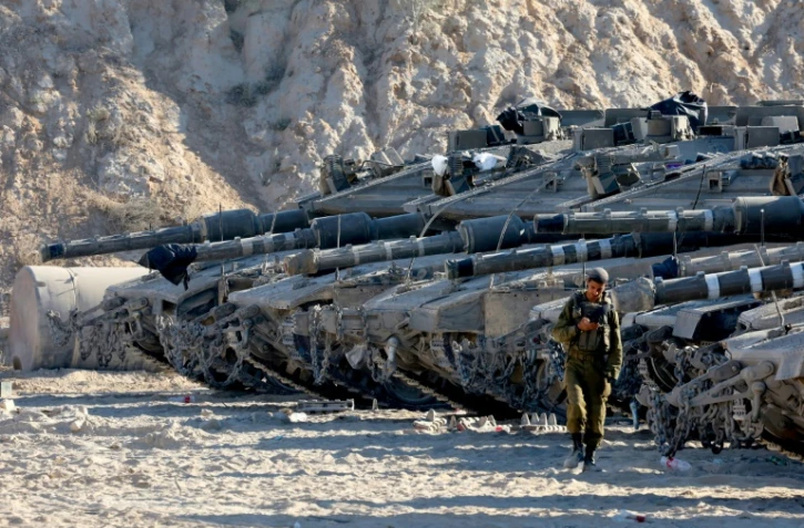 Des chars de l'armée israélienne positionnés à la frontière entre Israël et la bande de Gaza, le 29 mai 2025