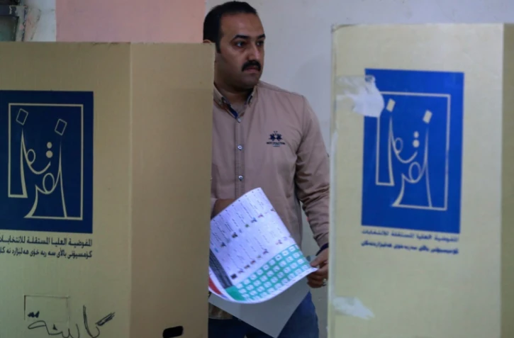Un électeur dans un bureau de vote lors des élections des conseils provinciaux, le 18 décembre 2023 à Bagdad, en Irak