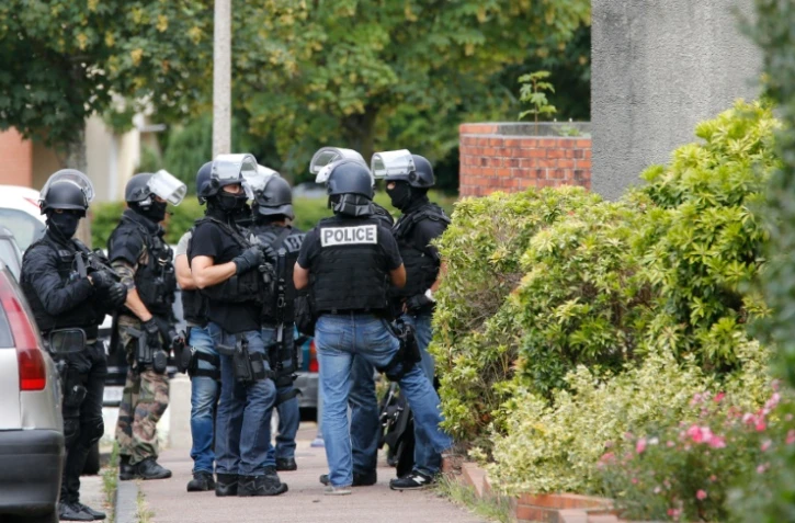 Des policiers devant une maison perquisitionnée à  Saint-Etienne du Rouvray, le 26 juillet 2016