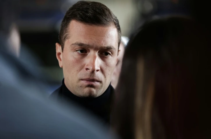 Jordan Bardella lors de la visite d'une ferme à Virazeil dans le Lot-et-Garonne le 10 novembre 2024