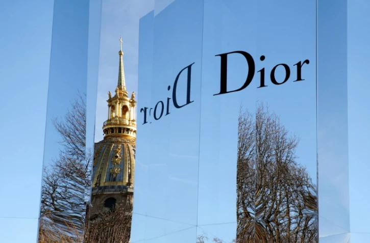 Dior avait déjà connu une vacance de directeur artistique entre le licenciement de John Galliano en mars 2011, et la nomination de Raf Simons en avril 2012
