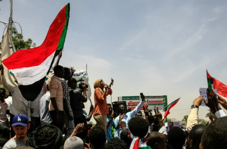 Des Soudanais manifestent le 20 avril 2019 devant le QG de l'armée à Khartoum pour réclamer un transfert du pouvoir à une autorité civile