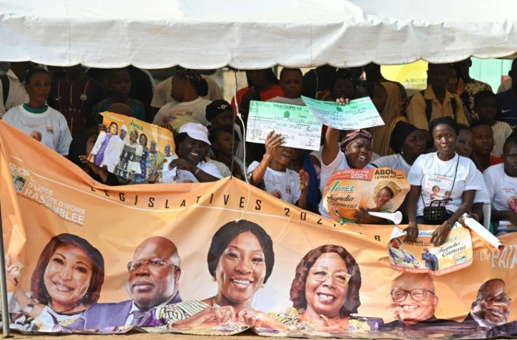 Des partisans du Rassemblement des houphouëtistes pour la démocratie et la paix (RHDP), parti du président ivoirien Alassane Ouattara, durant un meeting de campagne pour les législatives en Côte d'Ivoire, à Abidjan le 1er mars 2021
