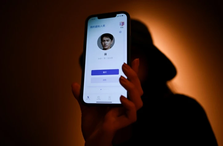 Melissa montre sur l'écran de son smartphone son petit ami virtuel, un "chatbot" créé par XiaoIce, un système d'intelligence artificielle, le 16 juillet 2021 à Pékin