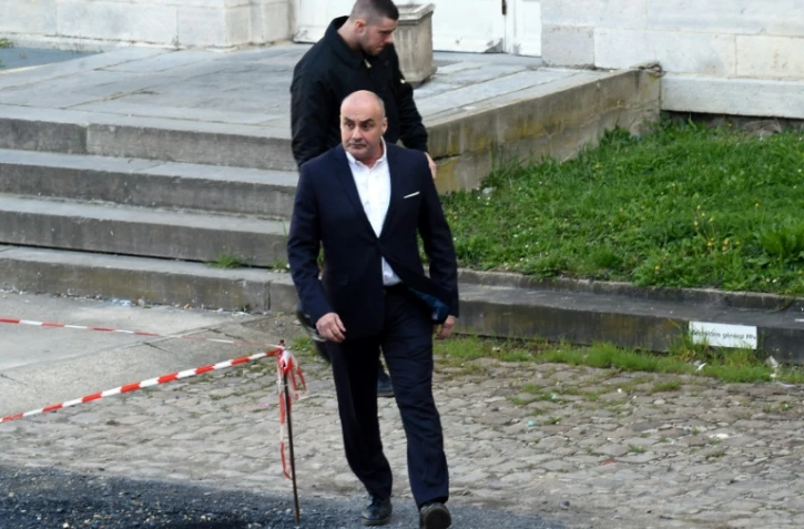 Serge Ayoub (C), fondateur de la "Troisième voie" arrive au tribunal d'Amiens le 27 mars 2017