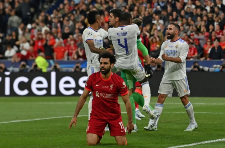 Le gardien belge du Real Madrid Thibaut Courtois, félicité par ses coéquipiers, après avoir sauvé son camp face au milieu de terrain égyptien de Liverpool Mohamed Salah, lors de la finale de la Coupe d'Europe, le 28 mai au Stade de France à Saint-Denis
