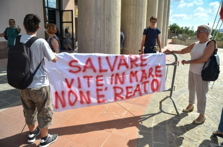 Des militants d'associations italiennes soutenant les migrants manifestent à Agrigente, le 18 juillet 2019