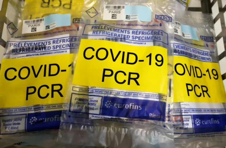 Des tests PCR stockés dans le laboratoire Biomnis à Ivry-sur-Seine et prêts à être distribués dans les centres de dépistage, le 28 octobre 2020