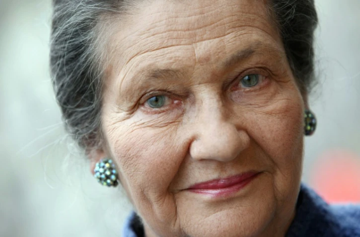 Simone Veil pose le 26 octobre 2007 à Paris