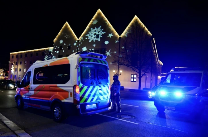 Des policiers et des ambulances près d'un marché de Noël, où une voiture a foncé dans la foule, tuant et blessant des personnes, le 20 décembre 2024 à Magdebourg, en Allemagne