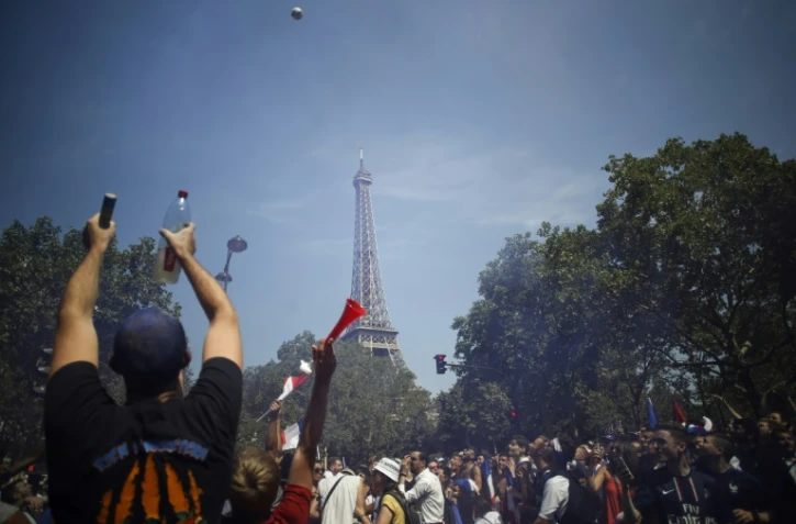 Les supporters français près de la fan zone du Champ de Mars le 15 juillet 2018