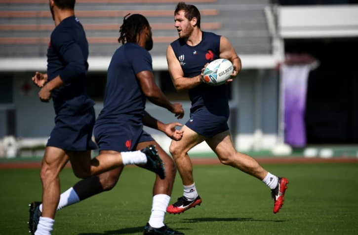 Le demi d'ouverture de l'équipe de France de rugby Camille Lopez (avec le ballon) lors d'un entraînement à Kumamoto (Japon) le 9 octobre 2019