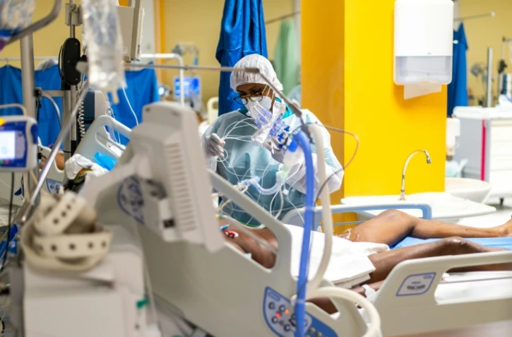 Une infirmière s'occupe d'un patient atteint de Covid-19 dans l'unité de soins intensifs au Centre Hospitalier Universitaire (CHU) de Pointe-a-Pitre, en Guadeloupe, le 24 septembre 2020