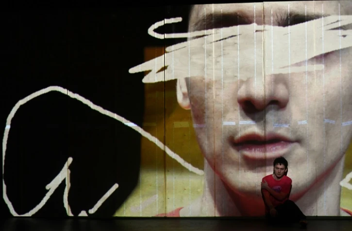 L'acteur suédois David Fukamachi Regnfors joue dans l'avant première de "20 November" à Avignon, le 13 juillet 2016