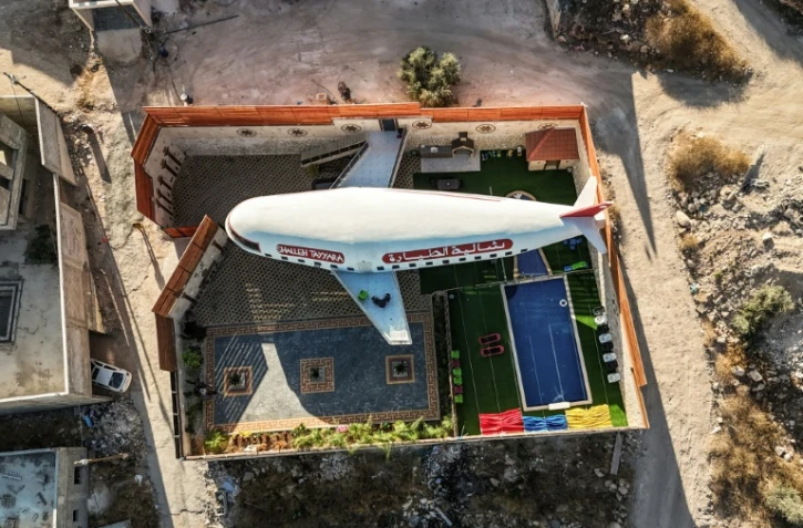 Plan aérien d'un gîte touristique construit en forme d'avion à Qaffin, dans le nord de la Cisjordanie occupée, le 2 juillet 2025 
