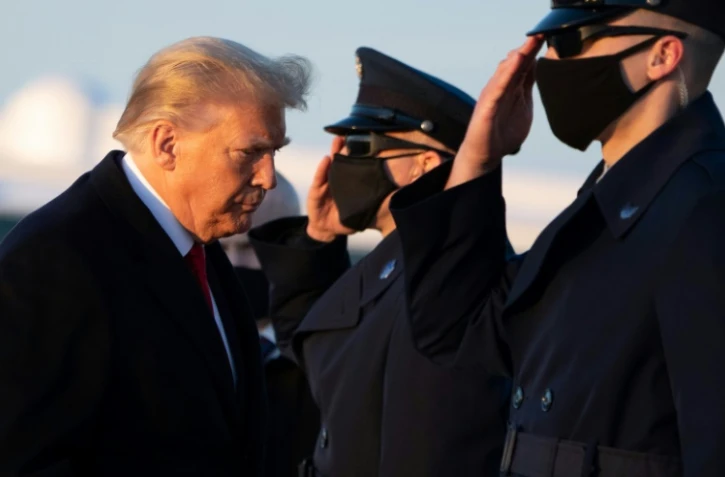 Le président américain Donald Trump embarque à bord d'Air Force One, le 23 décembre 2020 pour se rendre à Mar-a-Lago, en Floride