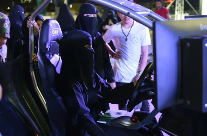Une femme saoudienne dans un simulateur de conduite, le 21 juin 2018 à Riyad