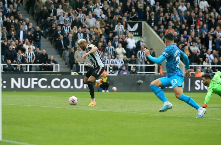 Le gardien français de Tottenham Hugo Lloris (à terre à droite) dribblé par l'attaquant brésilien de Newcastle Joelinton, qui marque le deuxième des cinq buts de son équipe inscrits en première période du match de Premier League entre Newcastle United et Tottenham Hotspur, au St James' Park de Newcastle dimanche.