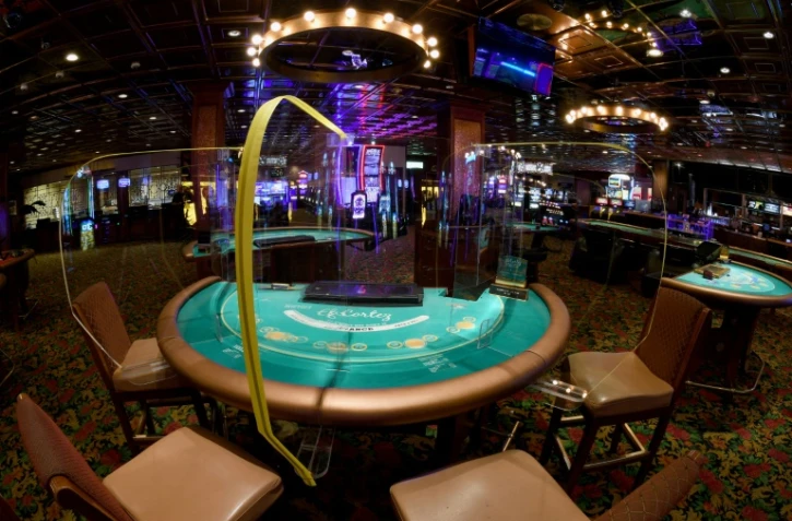 Des parois en plexiglas séparent les sièges des joueurs à une table de black jack, le 29 avril 2020 à Las Vegas, dans le Nevada