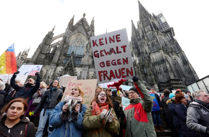 "Pas de violence contre les femmes", lit-on sur une pancarte lors d'une manifestation devant la cathédrale de Cologne dénonçant les agressions sexuelles commises contre des femmes dans une foule de migrants pendant le Nouvel An