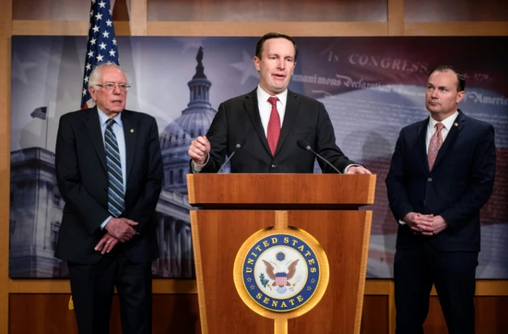 Le sénateur démocrate Chris Murphy (c) s'exprime devant la presse le 13 décembre 2018 après le vote du Sénat sur l'Arabie saoudite