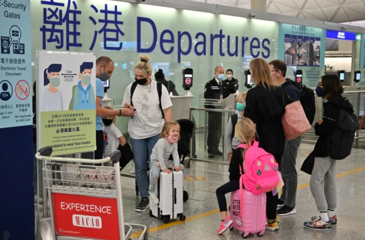 Des familles d'expatriés sur le départ à l'aéroport de Hong Kong, le 8 mars 2022