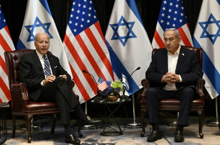 Le président Joe Biden (G) écoute le Premier ministre Benjamin Netanyahu lors d'une rencontre à Tel Aviv le 18 octobre 2023