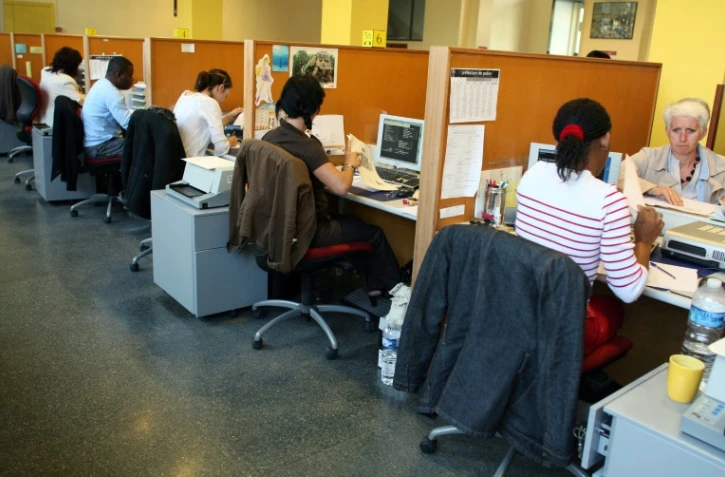 Des employés de la Préfecture de Police de Paris remplissent des dossiers de demande de titre de séjour, le 21 septembre 2007 à Paris