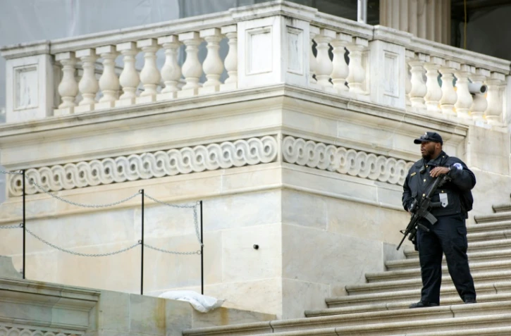 Un policier surveille le Capitole à Washington le 22 mars 2016