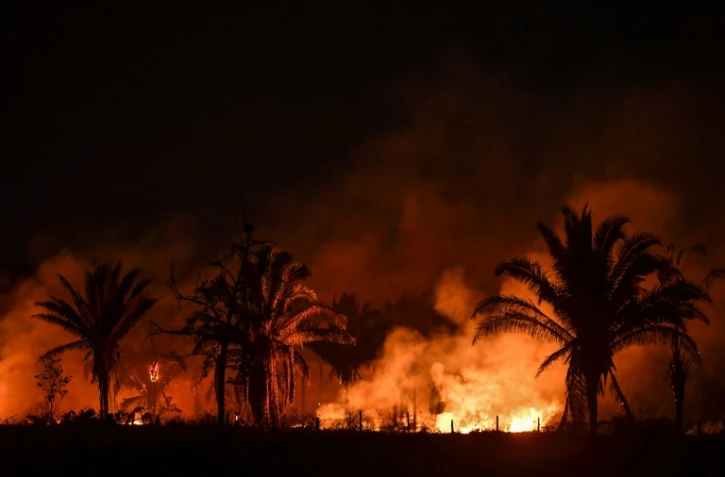 Vue d'un incendie prise de la BR163, une autoroute qui traverse la forêt amazonienne, près d'Itaituba au Brésil le 10 septembre 2019