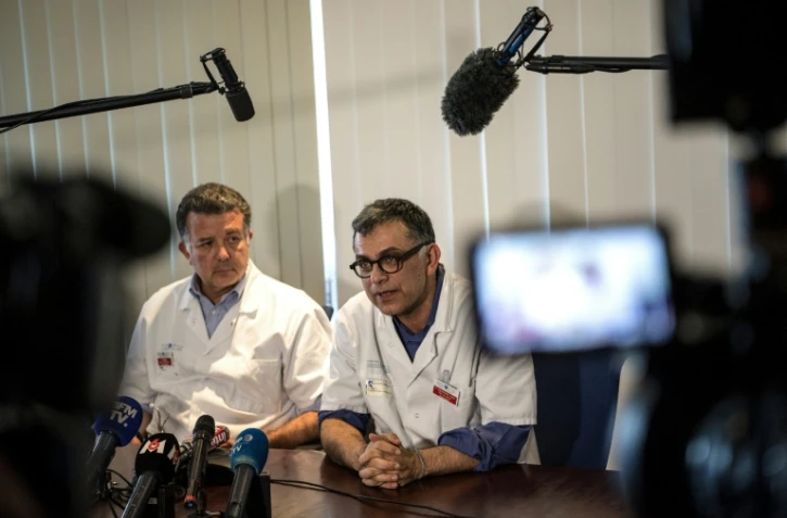 Le Pr Yazdan Yazdanpanah (D), directeur de l'Institut d'immunologie, inflammation, infection et microbiologie (I3M) à l'Inserm et expert auprès de l'OMS, lors d'un point presse à l'Hôpital Bichat à Paris, le 29 janvier 2020
 