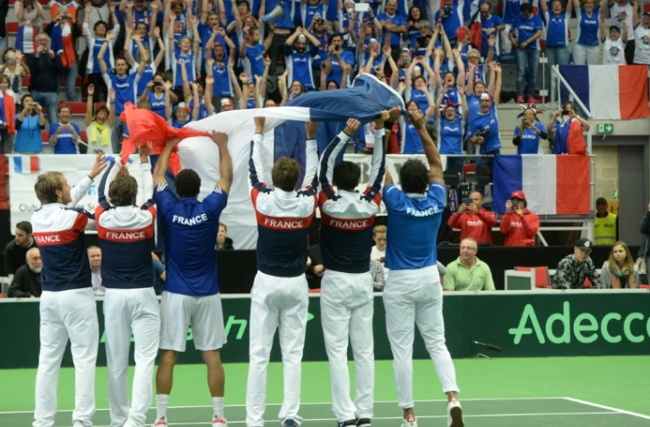 L'équipe de France de Coupe Davis agite un drapeau tricolore devant la tribune des supporters après la victoire 3-1 face aux Tchèques, le 17 juillet 2016 à Trinec