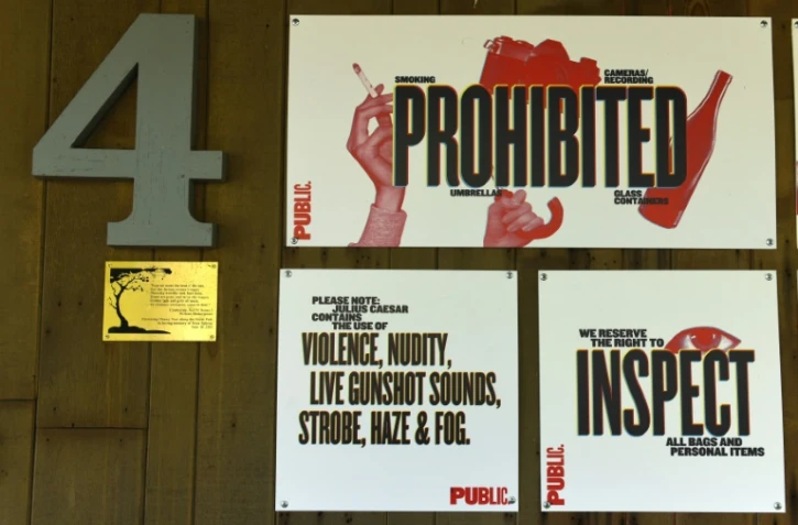 La pièce, montée par le Public Theater et déjà jouée ici et là depuis le 23 mai, doit ouvrir officiellement ce lundi dans le cadre du festival "Shakespeare in the Park" qui se tient chaque année à Central Park, à New York le 12 juin 2017