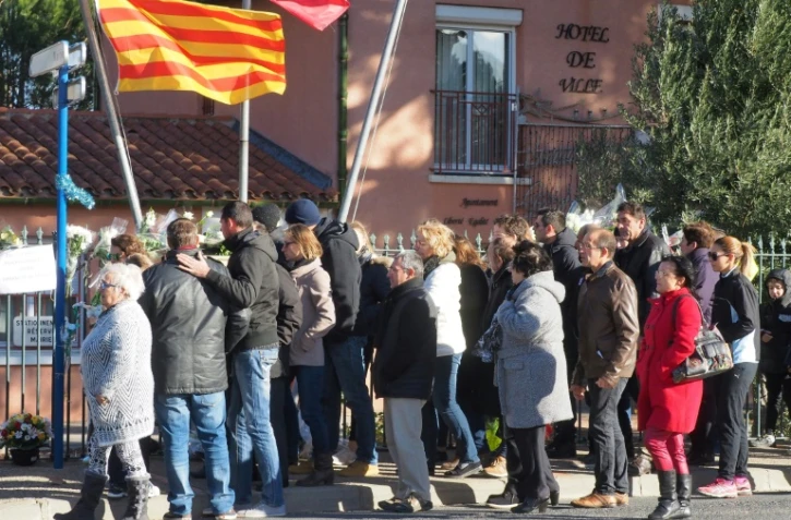 Des personnes se rassemble devant la mairie de Saint-Féliu d'Avall le 17 décembre 2017