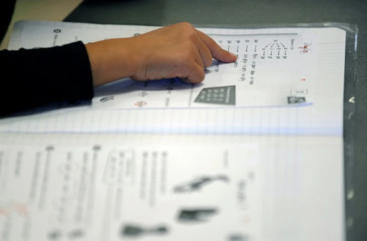 Dédoubler les classes de CP et de CE1 dans les quartiers défavorisés: la mesure vantée par Emmanuel Macron vient d'être ajourné en Seine-Saint-Denis, premier département bénéficiaire, faute de locaux et d'enseignants