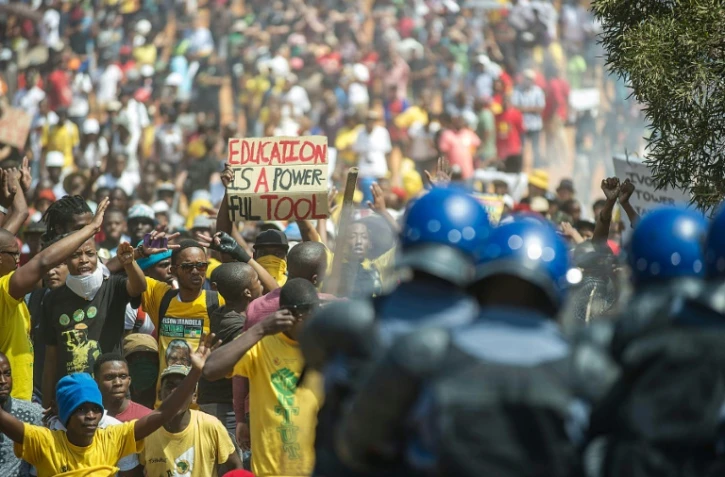 La police sud-africaine charge des étudiants qui manifestent contre l'augmentation des frais de scolarité à Prétoria, le 23 octobre 2015
