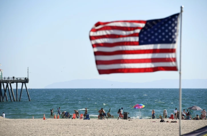 Des baigneurs sur la plage de Huntington Beach (Californie), le 16 juillet 2020