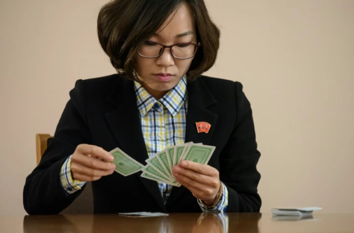Dans cette photo prise le 17 avril 2019, la Nord-Coréenne Pang Un Sim fait une démonstration de ses capacités de mémorisation avec un paquet de cartes, à l'université Kim Hyong Jik de Pyongyang